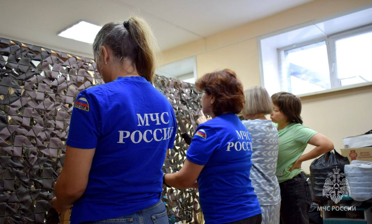 Сети поддержки. Добрые дела сотрудников МЧСЕАО продолжаются: в мастерской по плетению маскировочных сетей для бойцов СВО наши девчата Людмила Веклич, Виктория Старцева, Татьяна Кидовская и Ольга Носкова провели большую работу Сети поддержки. Добрые дела сотрудников МЧСЕАО продолжаются: в мастерской по плетению маскировочных сетей для бойцов СВО наши девчата Людмила Веклич, Виктория Старцева, Татьяна Кидовская и Ольга Носкова провели большую работу