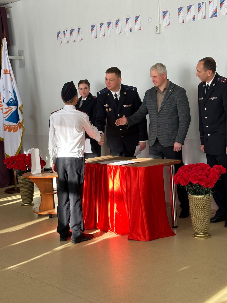 Будущие стражи порядка: в школах ЕАО ученики полицейских классов приняли торжественную присягу Будущие стражи порядка: в школах ЕАО ученики полицейских классов приняли торжественную присягу