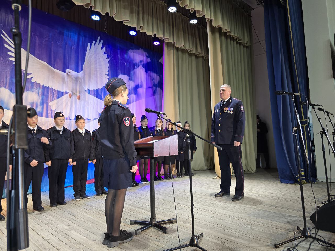Будущие стражи порядка: в школах ЕАО ученики полицейских классов приняли торжественную присягу Будущие стражи порядка: в школах ЕАО ученики полицейских классов приняли торжественную присягу