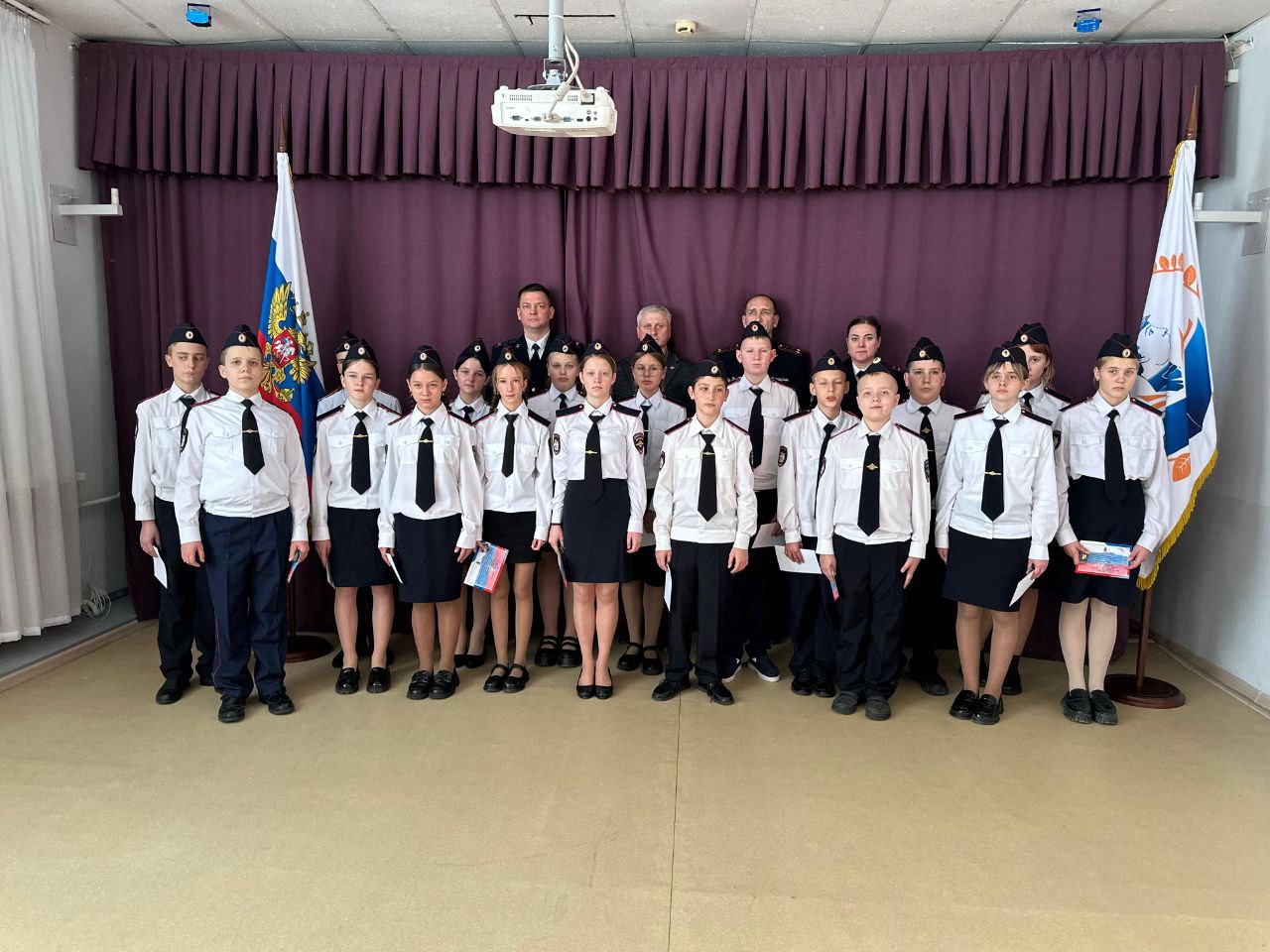 Будущие стражи порядка: в школах ЕАО ученики полицейских классов приняли торжественную присягу Будущие стражи порядка: в школах ЕАО ученики полицейских классов приняли торжественную присягу