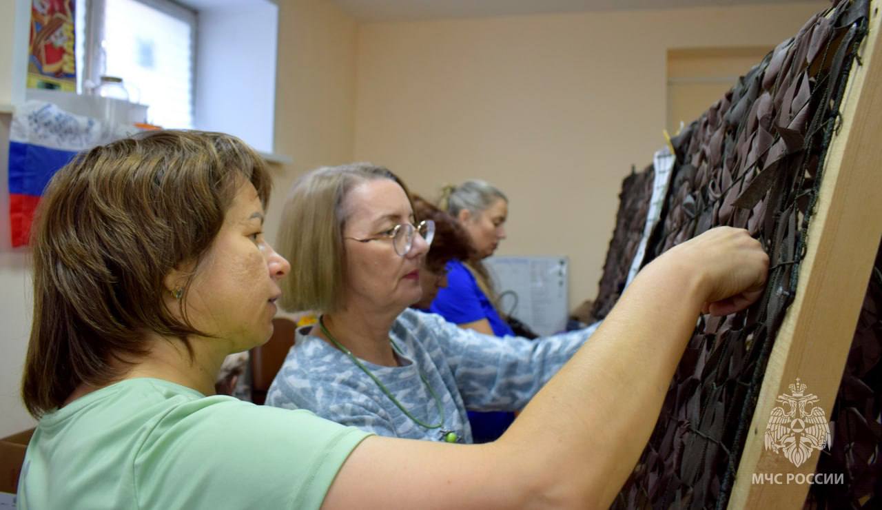 Сети поддержки. Добрые дела сотрудников МЧСЕАО продолжаются: в мастерской по плетению маскировочных сетей для бойцов СВО наши девчата Людмила Веклич, Виктория Старцева, Татьяна Кидовская и Ольга Носкова провели большую работу Сети поддержки. Добрые дела сотрудников МЧСЕАО продолжаются: в мастерской по плетению маскировочных сетей для бойцов СВО наши девчата Людмила Веклич, Виктория Старцева, Татьяна Кидовская и Ольга Носкова провели большую работу