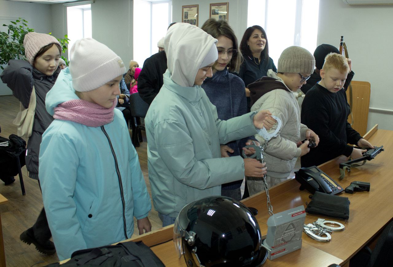 при МО МВД России «Ленинский» организовали познавательное профориентационное мероприятие для школьников при МО МВД России «Ленинский» организовали познавательное профориентационное мероприятие для школьников