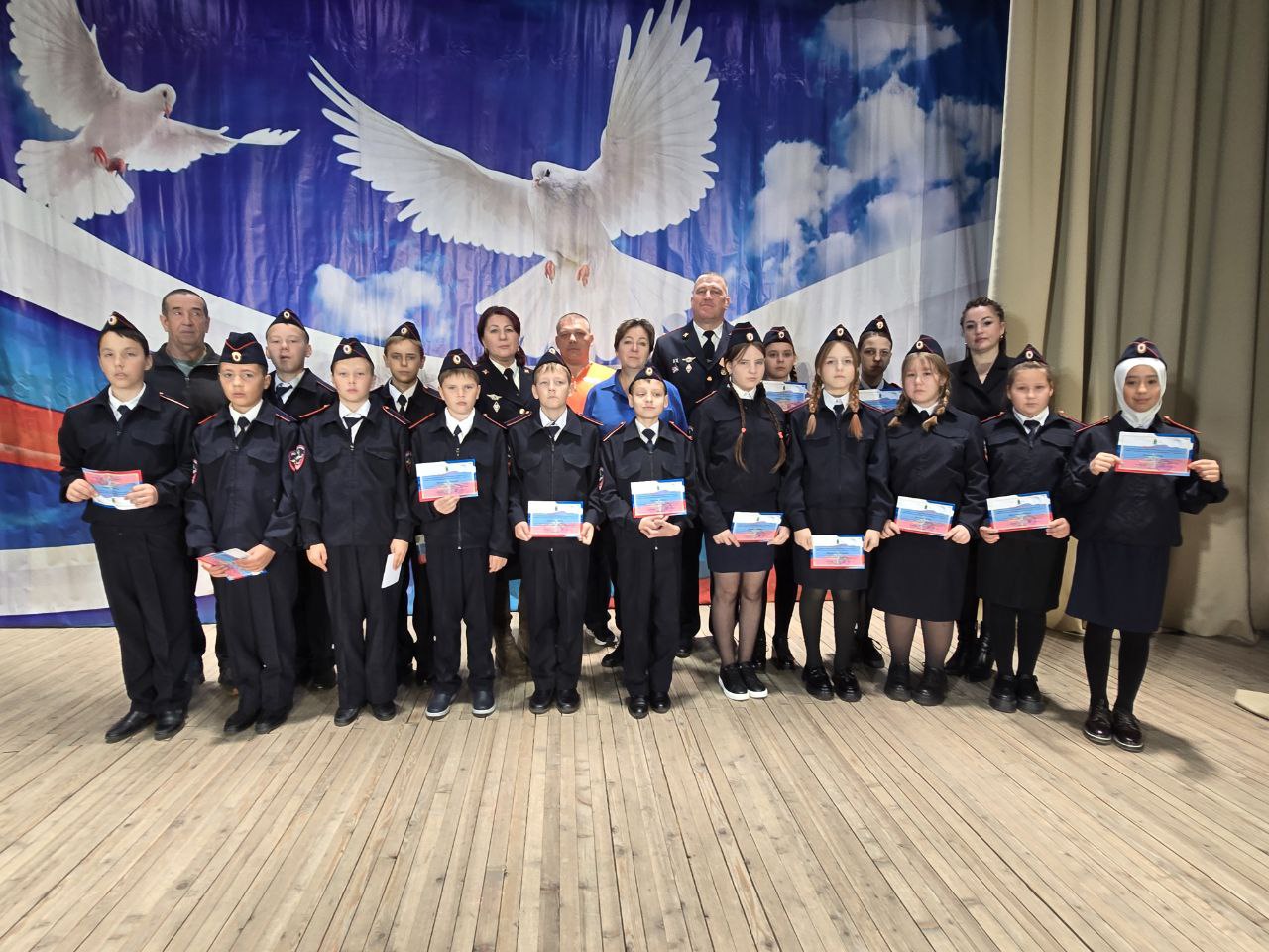 Будущие стражи порядка: в школах ЕАО ученики полицейских классов приняли торжественную присягу Будущие стражи порядка: в школах ЕАО ученики полицейских классов приняли торжественную присягу