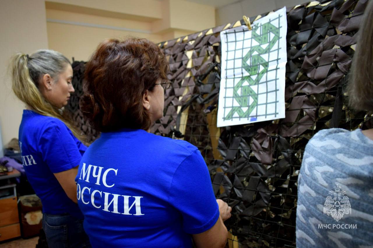 Сети поддержки. Добрые дела сотрудников МЧСЕАО продолжаются: в мастерской по плетению маскировочных сетей для бойцов СВО наши девчата Людмила Веклич, Виктория Старцева, Татьяна Кидовская и Ольга Носкова провели большую работу Сети поддержки. Добрые дела сотрудников МЧСЕАО продолжаются: в мастерской по плетению маскировочных сетей для бойцов СВО наши девчата Людмила Веклич, Виктория Старцева, Татьяна Кидовская и Ольга Носкова провели большую работу