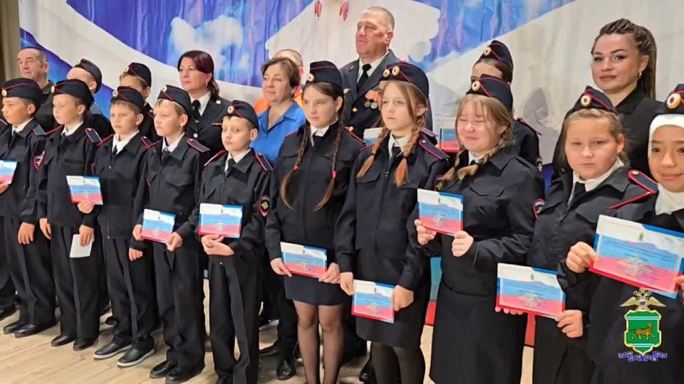 Будущие стражи порядка: в школах ЕАО ученики полицейских классов приняли торжественную присягу