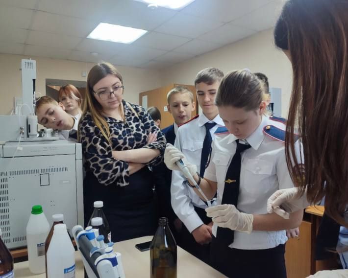 Школьники города Облучье познакомились с работой криминалистов в День полиции
