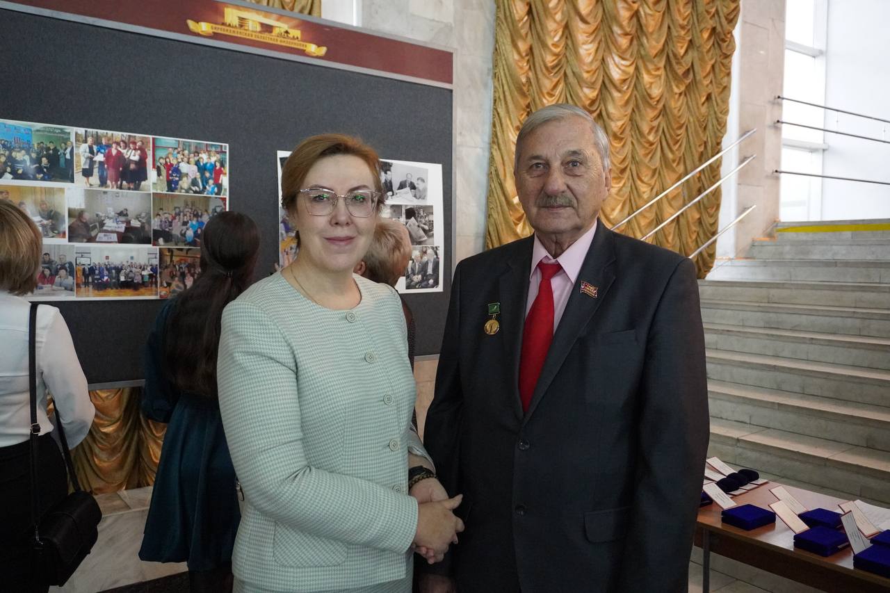 В Биробиджане состоялась областная юбилейная летучка, которая объединила сразу несколько поколений журналистов, издателей и телерадиовещателей В Биробиджане состоялась областная юбилейная летучка, которая объединила сразу несколько поколений журналистов, издателей и телерадиовещателей