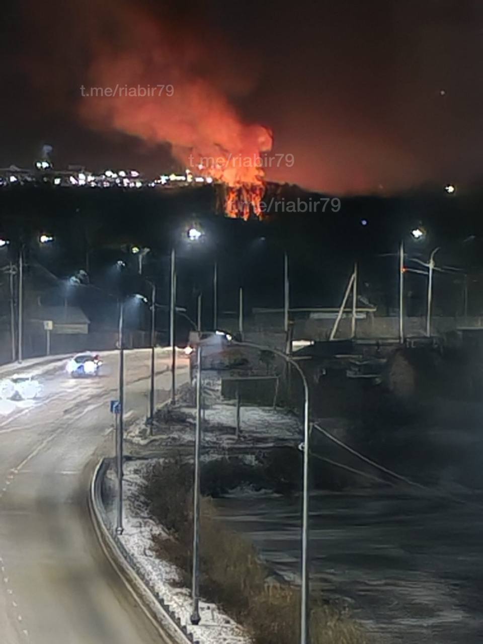 На кадры попало огромное пламя в районе «старого моста»