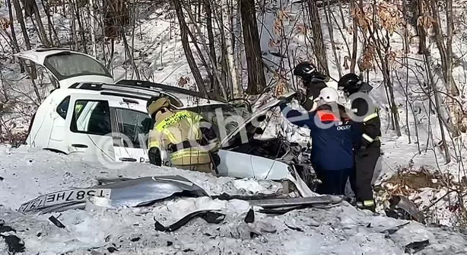 Спасатели #МЧСЕАО деблокировали пострадавшего мужчину