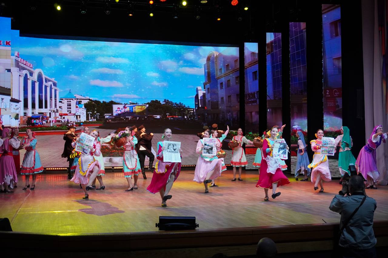 В Биробиджане состоялась областная юбилейная летучка, которая объединила сразу несколько поколений журналистов, издателей и телерадиовещателей В Биробиджане состоялась областная юбилейная летучка, которая объединила сразу несколько поколений журналистов, издателей и телерадиовещателей