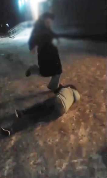 Недетская жестокость. В Биробиджане полиция проводит проверку по факту избиения 27-летней женщины двумя несовершеннолетними девицами 2008 и 2010 г.р. Инцидент, снятый на видео, произошел 5 ноября после словесного конфликта Недетская жестокость. В Биробиджане полиция проводит проверку по факту избиения 27-летней женщины двумя несовершеннолетними девицами 2008 и 2010 г.р. Инцидент, снятый на видео, произошел 5 ноября после словесного конфликта