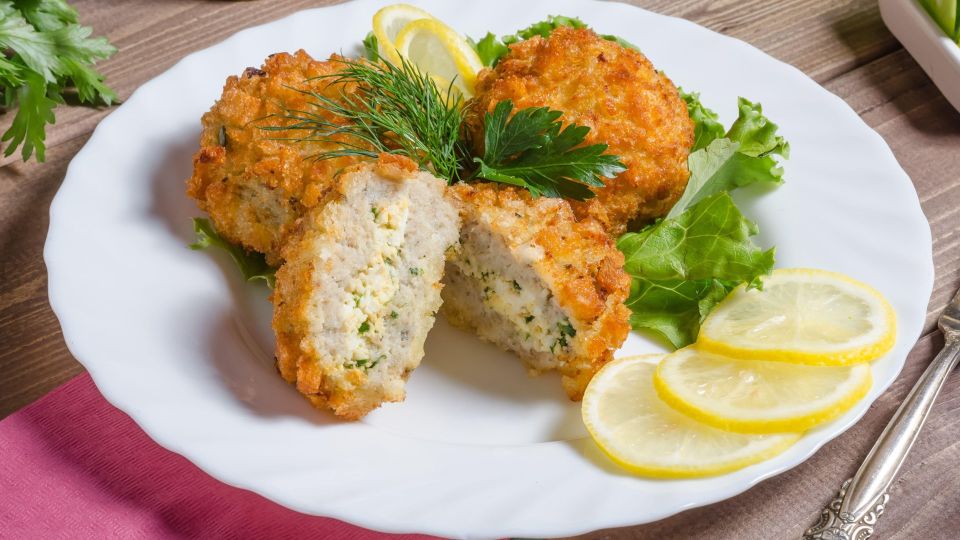 Нежнее этих рыбных котлет вы еще не пробовали: добавьте в фарш секретный ингредиент