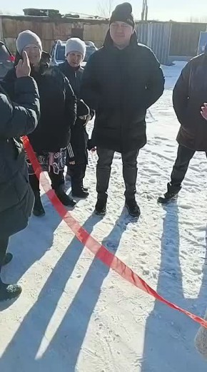 С ватрушками, булочками и красной ленточкой