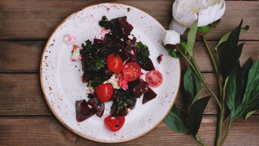 Этот свекольный салат обожали в СССР: готовили чаще винегрета и «шубы»