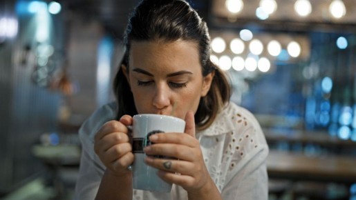 Лайфхак с использованием подручных средств: как очистить чашку от налета за считанные минуты