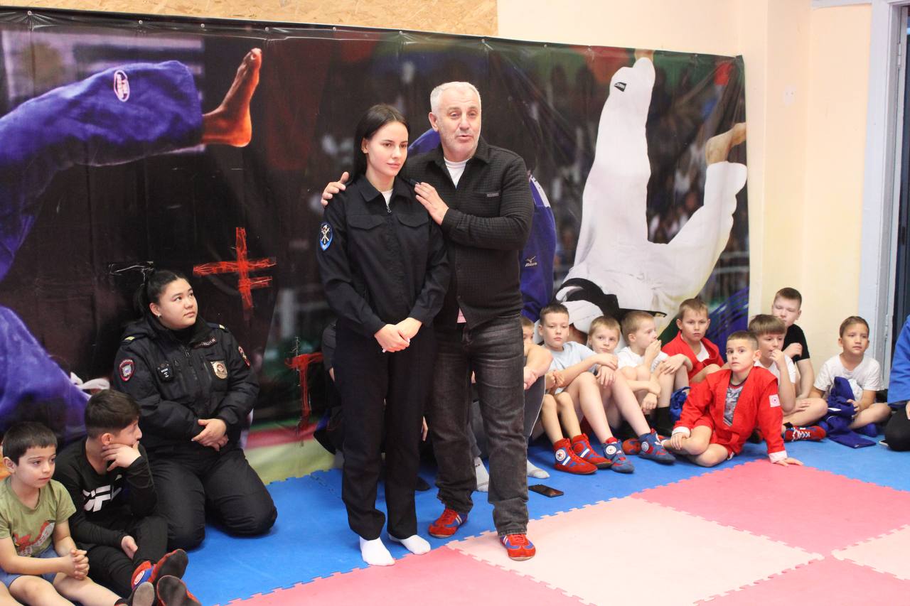 Всероссийский день самбо отметили в Биробиджане на тренировке юные спортсмены и полицейские Всероссийский день самбо отметили в Биробиджане на тренировке юные спортсмены и полицейские