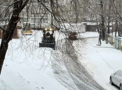 В областном центре коммунальные службы вышли на расчистку автодорог от снега