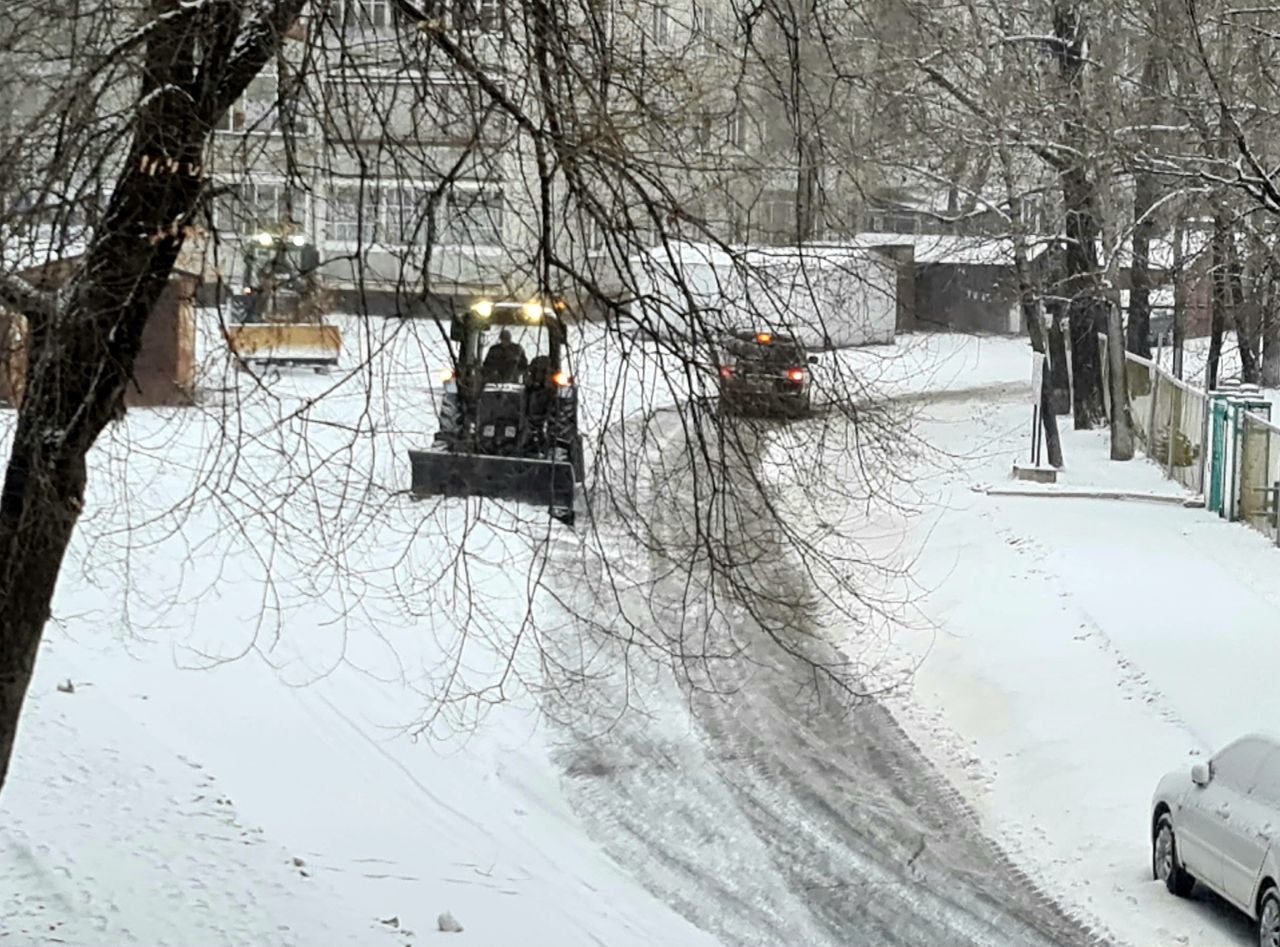 В областном центре коммунальные службы вышли на расчистку автодорог от снега