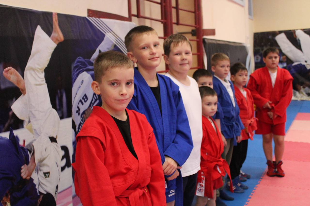 Всероссийский день самбо отметили в Биробиджане на тренировке юные спортсмены и полицейские Всероссийский день самбо отметили в Биробиджане на тренировке юные спортсмены и полицейские