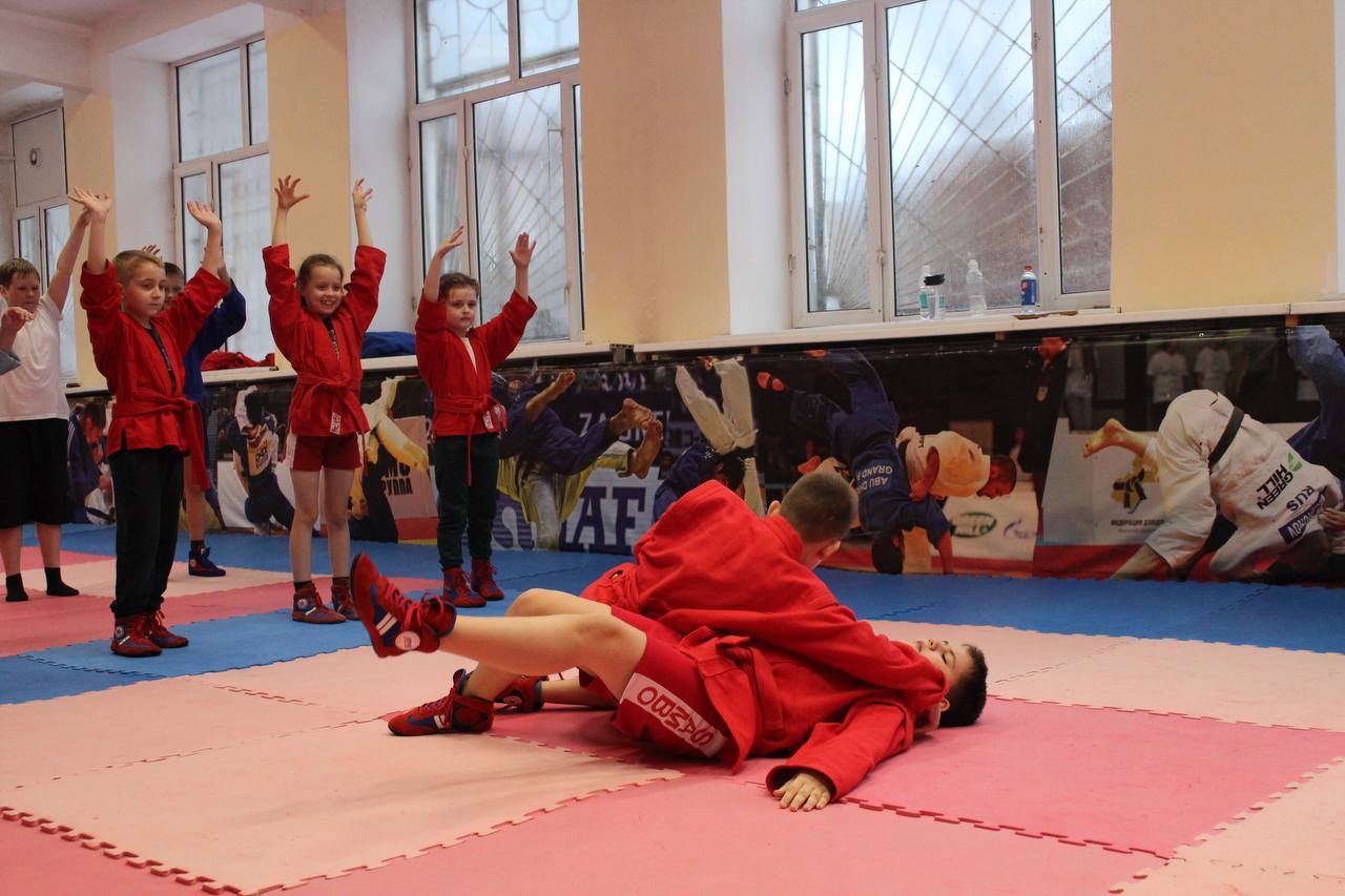 Всероссийский день самбо отметили в Биробиджане на тренировке юные спортсмены и полицейские Всероссийский день самбо отметили в Биробиджане на тренировке юные спортсмены и полицейские