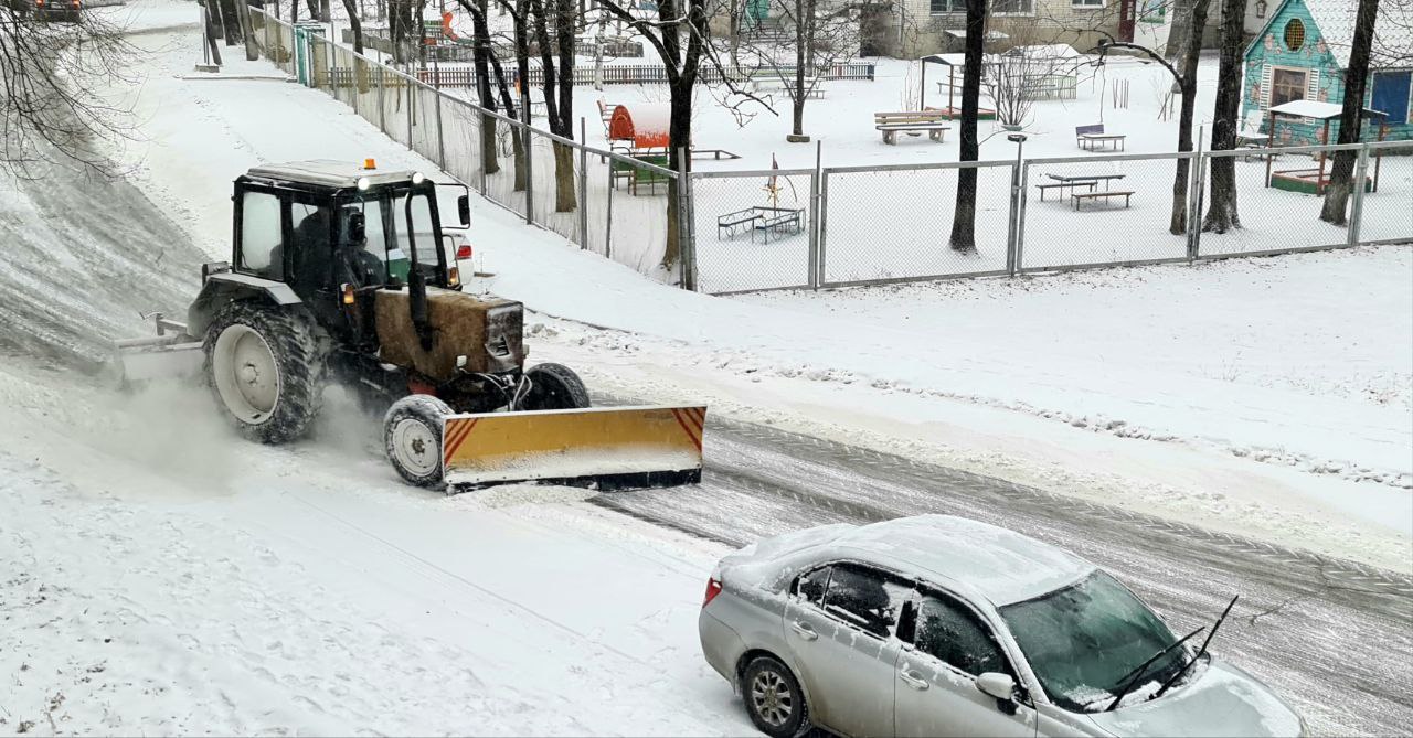 В областном центре коммунальные службы вышли на расчистку автодорог от снега В областном центре коммунальные службы вышли на расчистку автодорог от снега