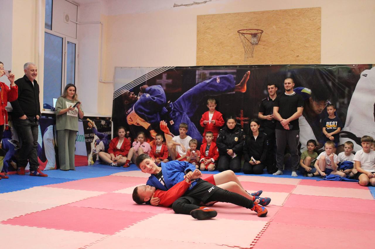 Всероссийский день самбо отметили в Биробиджане на тренировке юные спортсмены и полицейские Всероссийский день самбо отметили в Биробиджане на тренировке юные спортсмены и полицейские