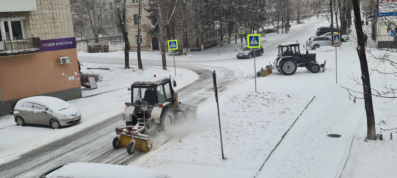 В областном центре коммунальные службы вышли на расчистку автодорог от снега В областном центре коммунальные службы вышли на расчистку автодорог от снега