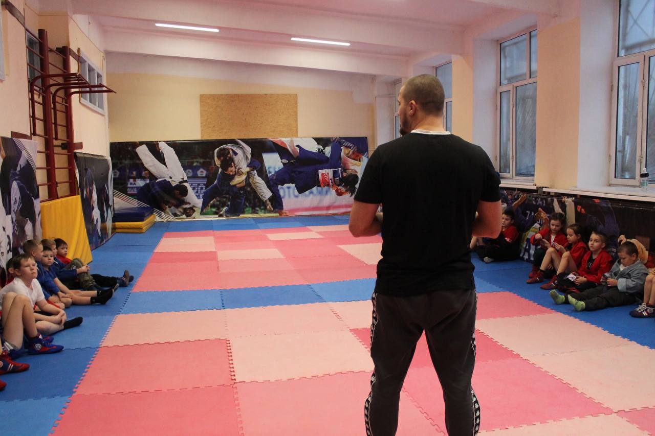 Всероссийский день самбо отметили в Биробиджане на тренировке юные спортсмены и полицейские Всероссийский день самбо отметили в Биробиджане на тренировке юные спортсмены и полицейские