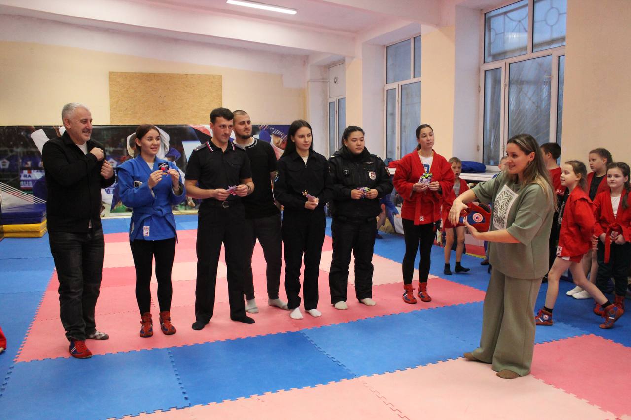 Всероссийский день самбо отметили в Биробиджане на тренировке юные спортсмены и полицейские Всероссийский день самбо отметили в Биробиджане на тренировке юные спортсмены и полицейские