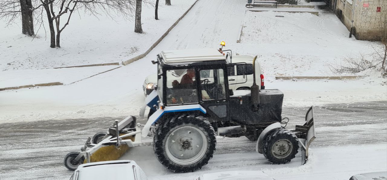 В областном центре коммунальные службы вышли на расчистку автодорог от снега В областном центре коммунальные службы вышли на расчистку автодорог от снега