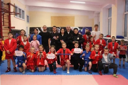 Всероссийский день самбо отметили в Биробиджане на тренировке юные спортсмены и полицейские