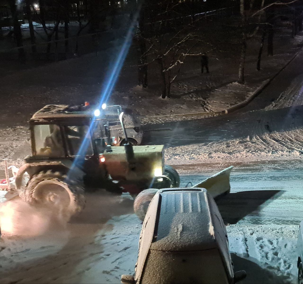 В областном центре коммунальные службы устраняют последствия снегопада