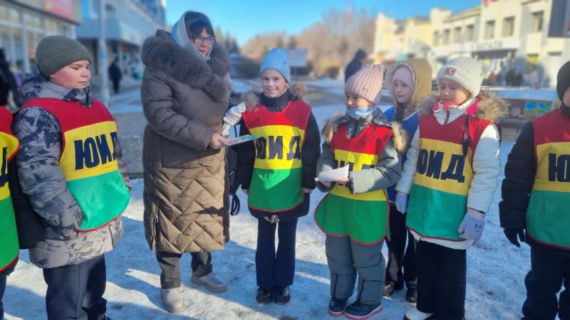 Сотрудники Госавтоинспекции и юные инспекторы движения напомнили пешеходам о важности световозвращателей Сотрудники Госавтоинспекции и юные инспекторы движения напомнили пешеходам о важности световозвращателей