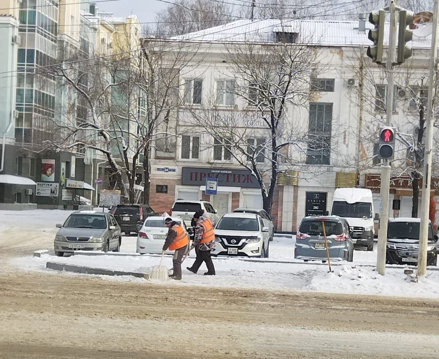 В областном центре коммунальные службы устраняют последствия снегопада В областном центре коммунальные службы устраняют последствия снегопада