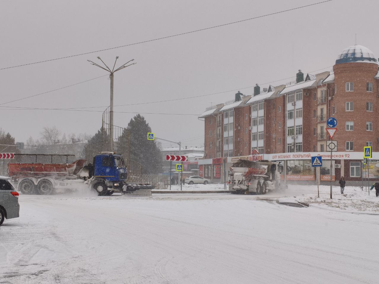 Расчистка от снега началась вчера и продолжается сегодня в Биробиджане Расчистка от снега началась вчера и продолжается сегодня в Биробиджане