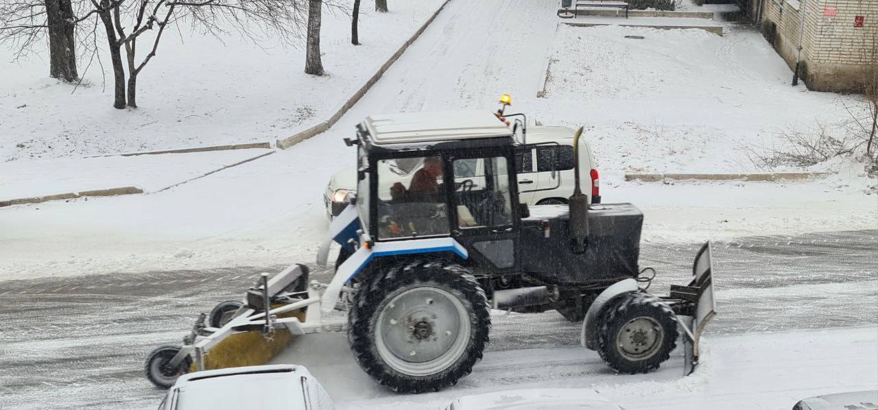 Ночная уборка снега прошла по всему Биробиджану Ночная уборка снега прошла по всему Биробиджану