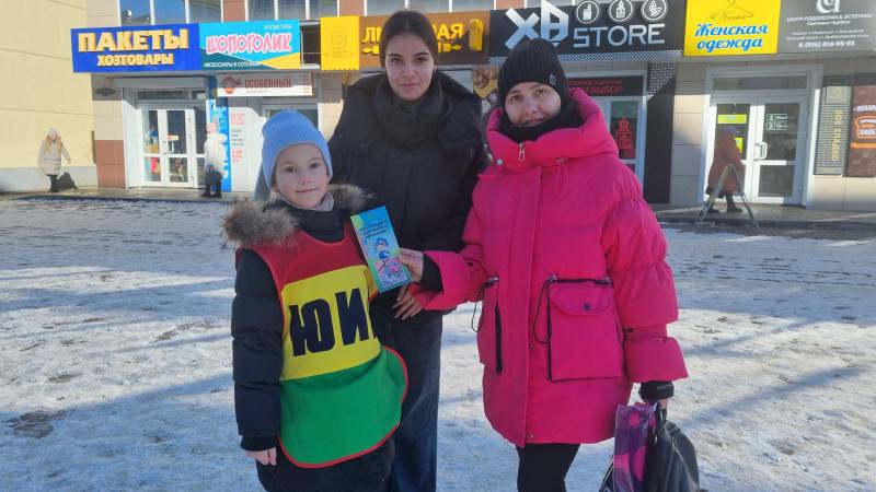 Сотрудники Госавтоинспекции и юные инспекторы движения напомнили пешеходам о важности световозвращателей Сотрудники Госавтоинспекции и юные инспекторы движения напомнили пешеходам о важности световозвращателей