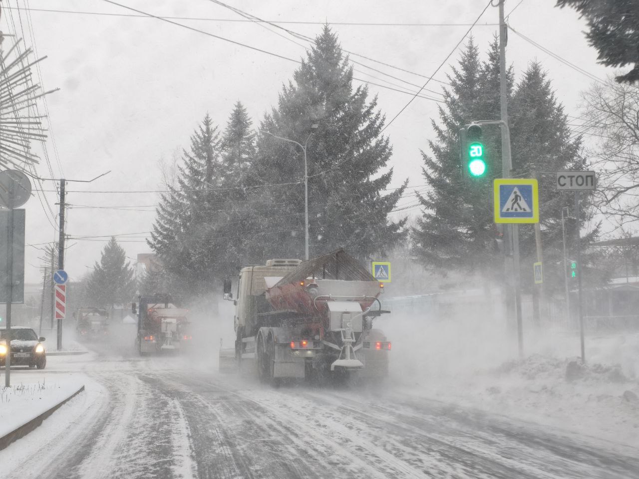 В областном центре коммунальные службы устраняют последствия снегопада В областном центре коммунальные службы устраняют последствия снегопада