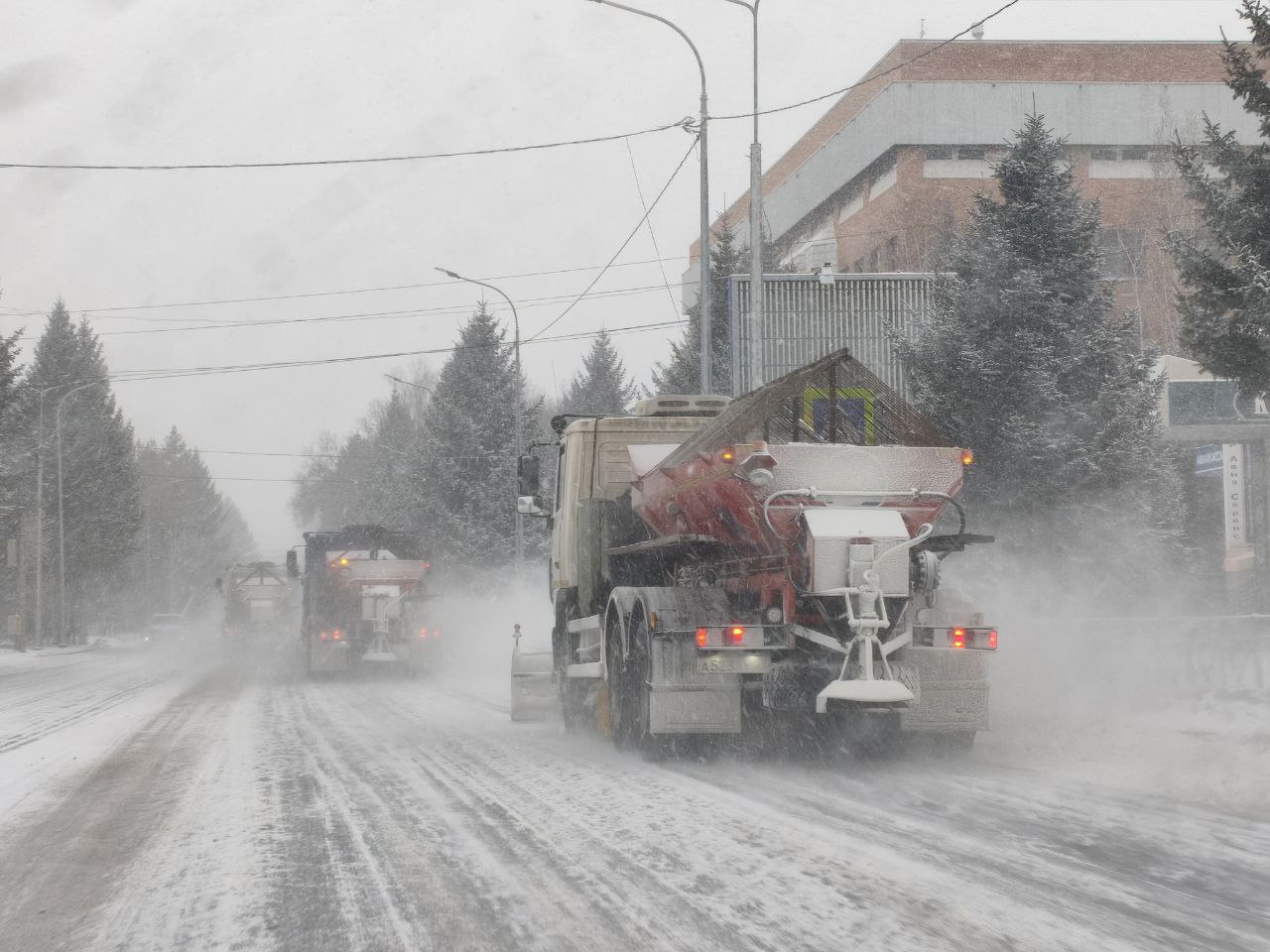 В областном центре коммунальные службы устраняют последствия снегопада В областном центре коммунальные службы устраняют последствия снегопада