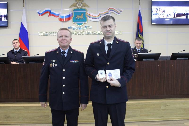 В УМВД России по ЕАО в торжественной обстановке наградили сотрудников службы участковых уполномоченных полиции В УМВД России по ЕАО в торжественной обстановке наградили сотрудников службы участковых уполномоченных полиции