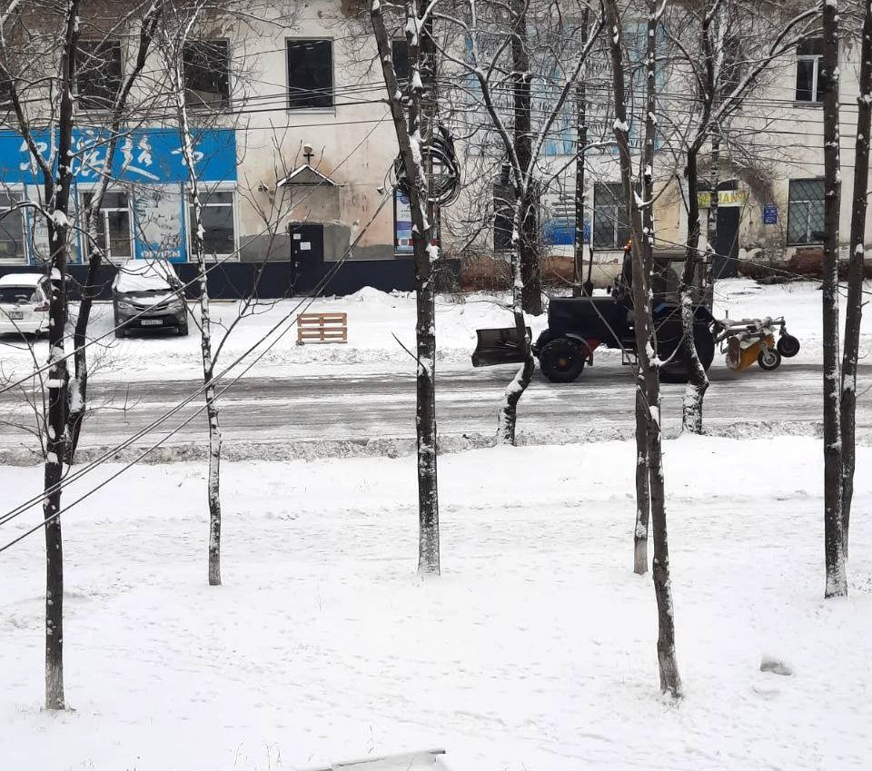 В областном центре коммунальные службы устраняют последствия снегопада В областном центре коммунальные службы устраняют последствия снегопада