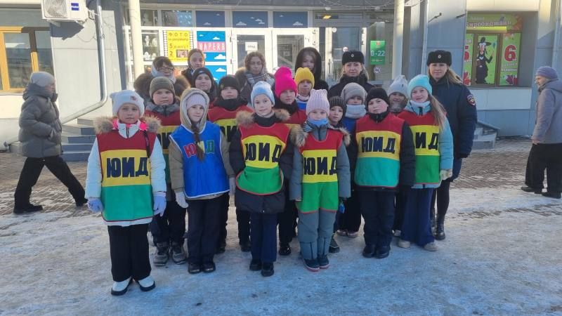 Сотрудники Госавтоинспекции и юные инспекторы движения напомнили пешеходам о важности световозвращателей