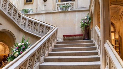 Не прихоть, а необходимость: почему лестницы в домах чаще поворачивают налево