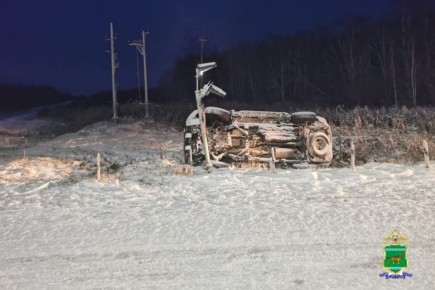 Неосторожный водитель слетел в кювет и смял железнодорожный светофор