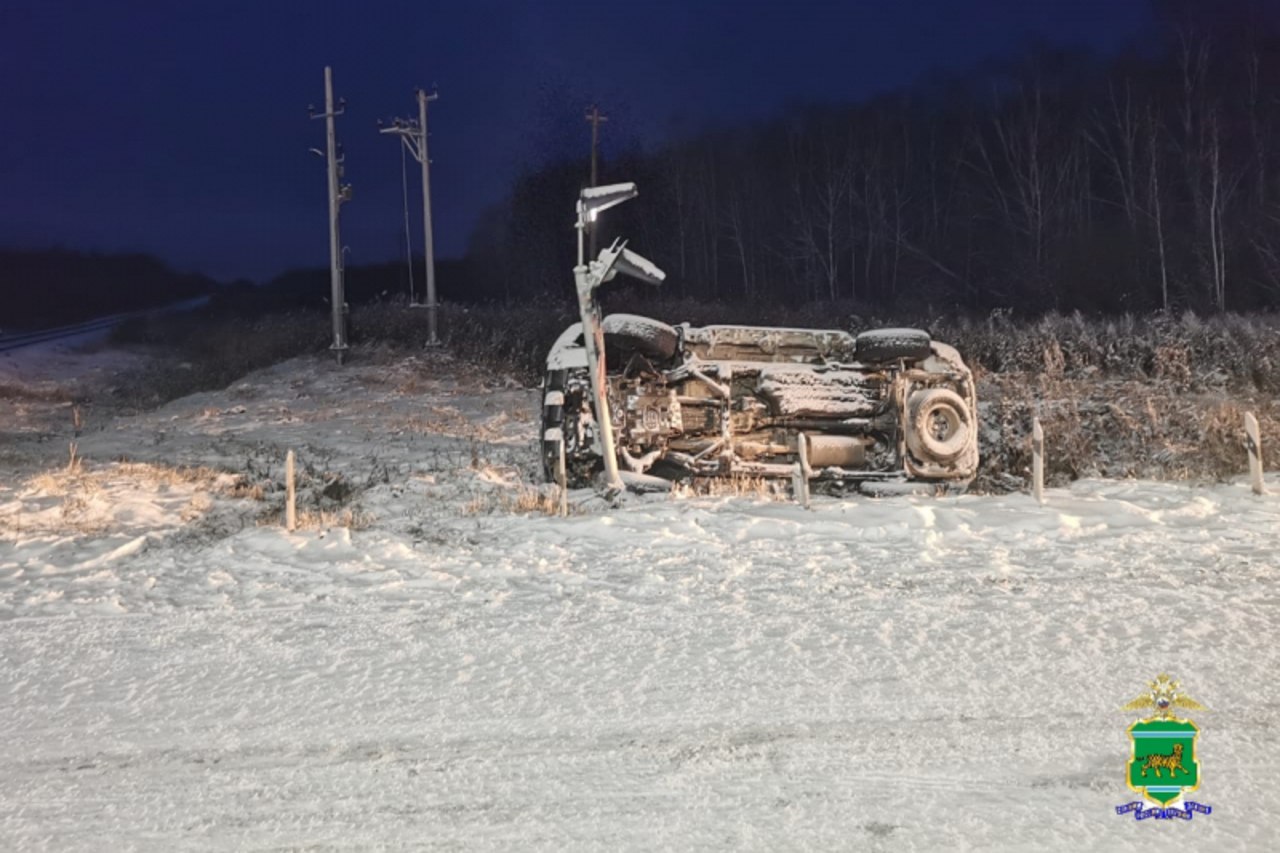 Неосторожный водитель слетел в кювет и смял железнодорожный светофор