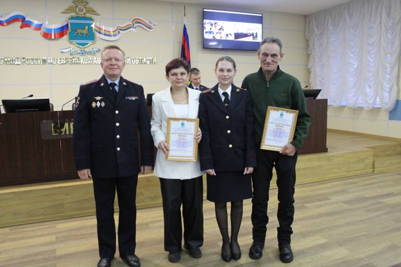 В УМВД России по ЕАО в торжественной обстановке наградили сотрудников службы участковых уполномоченных полиции В УМВД России по ЕАО в торжественной обстановке наградили сотрудников службы участковых уполномоченных полиции
