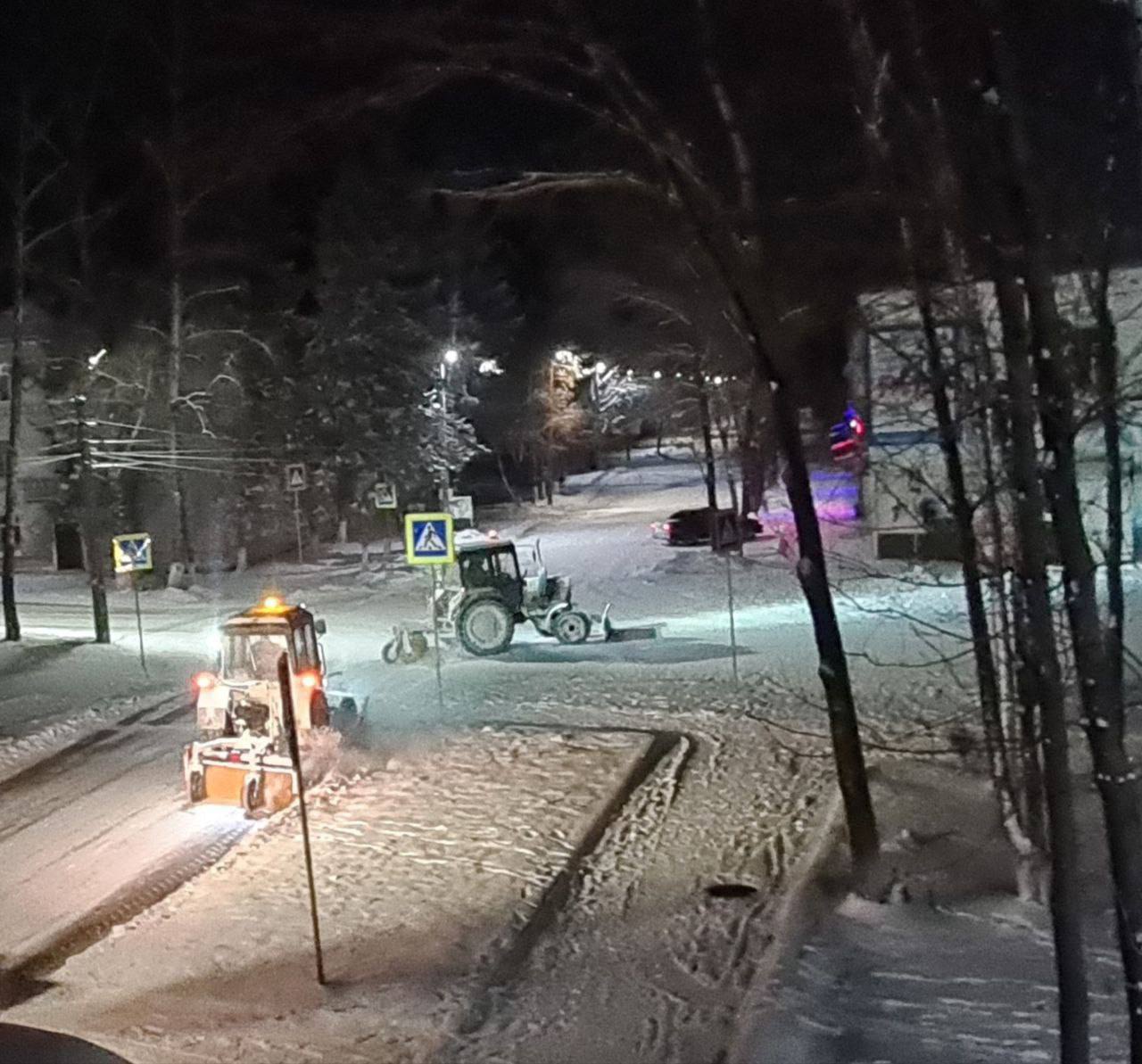 Ночная уборка снега прошла по всему Биробиджану Ночная уборка снега прошла по всему Биробиджану