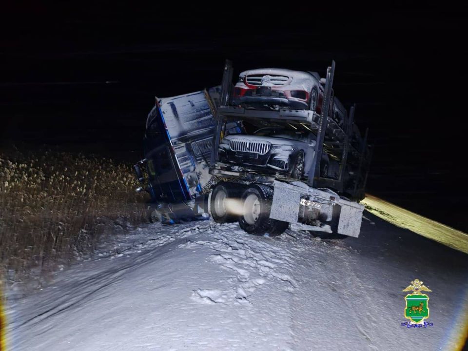 На федеральной автодороге автовоз не справился с управлением, в результате чего совершил съезд в кювет