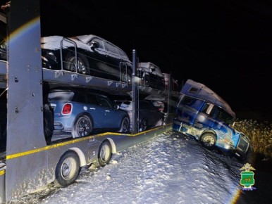 В придорожный кювет съехал автовоз в ЕАО