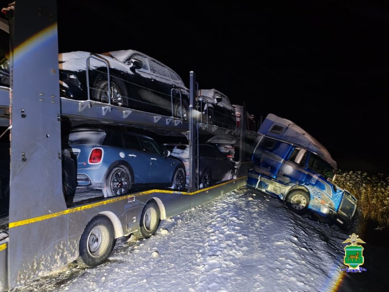 В придорожный кювет съехал автовоз в ЕАО